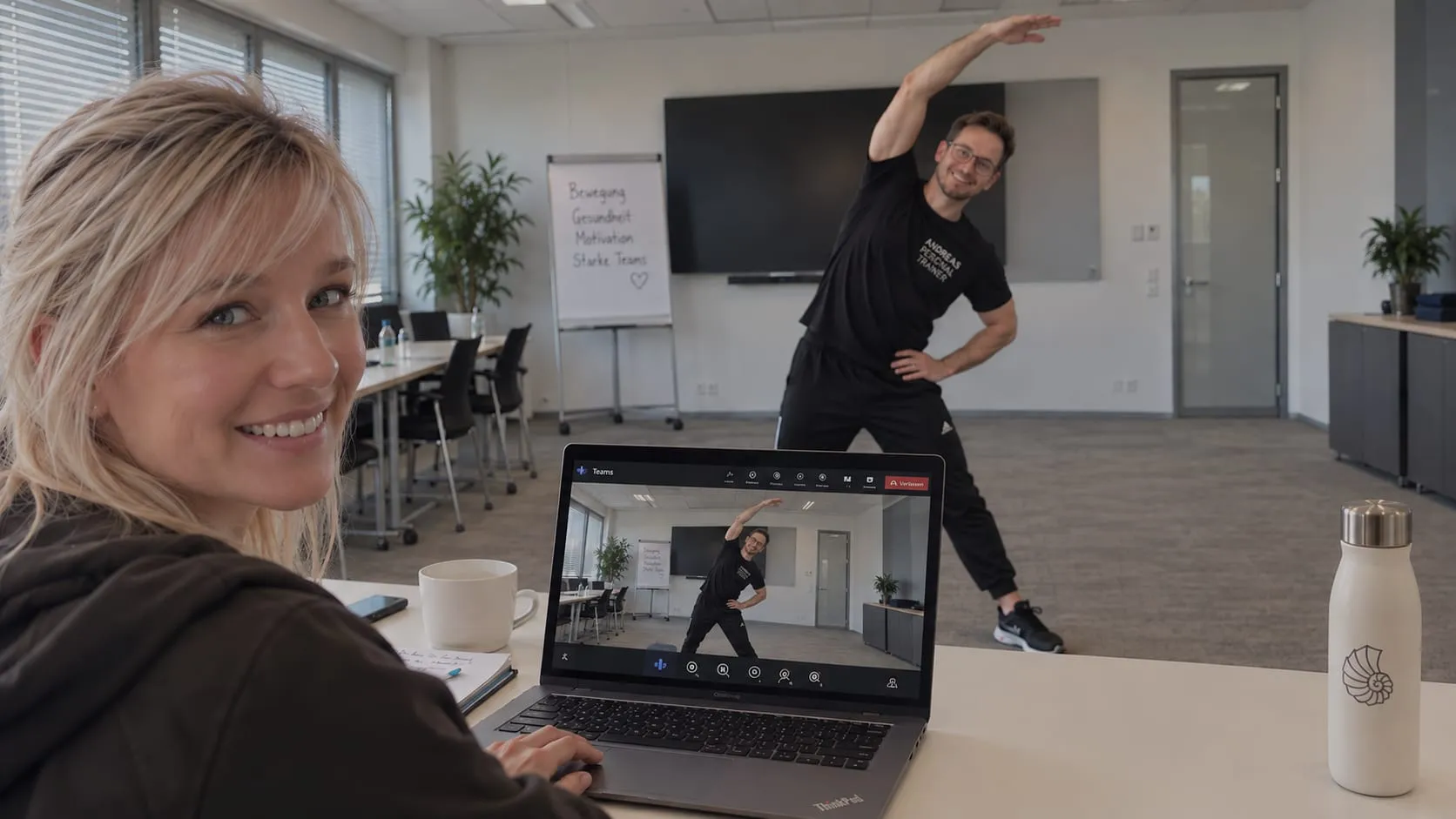 Laura Jung sitzt am Laptop und macht bei einer Online-Bewegungseinheit mit, im Hintergrund leitet ein Trainer die Übung an